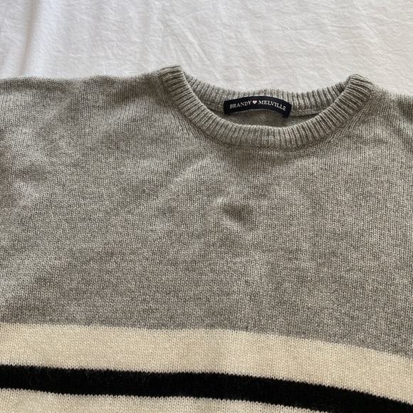 brandy melville bernadette sweater - Picture 2 of 3